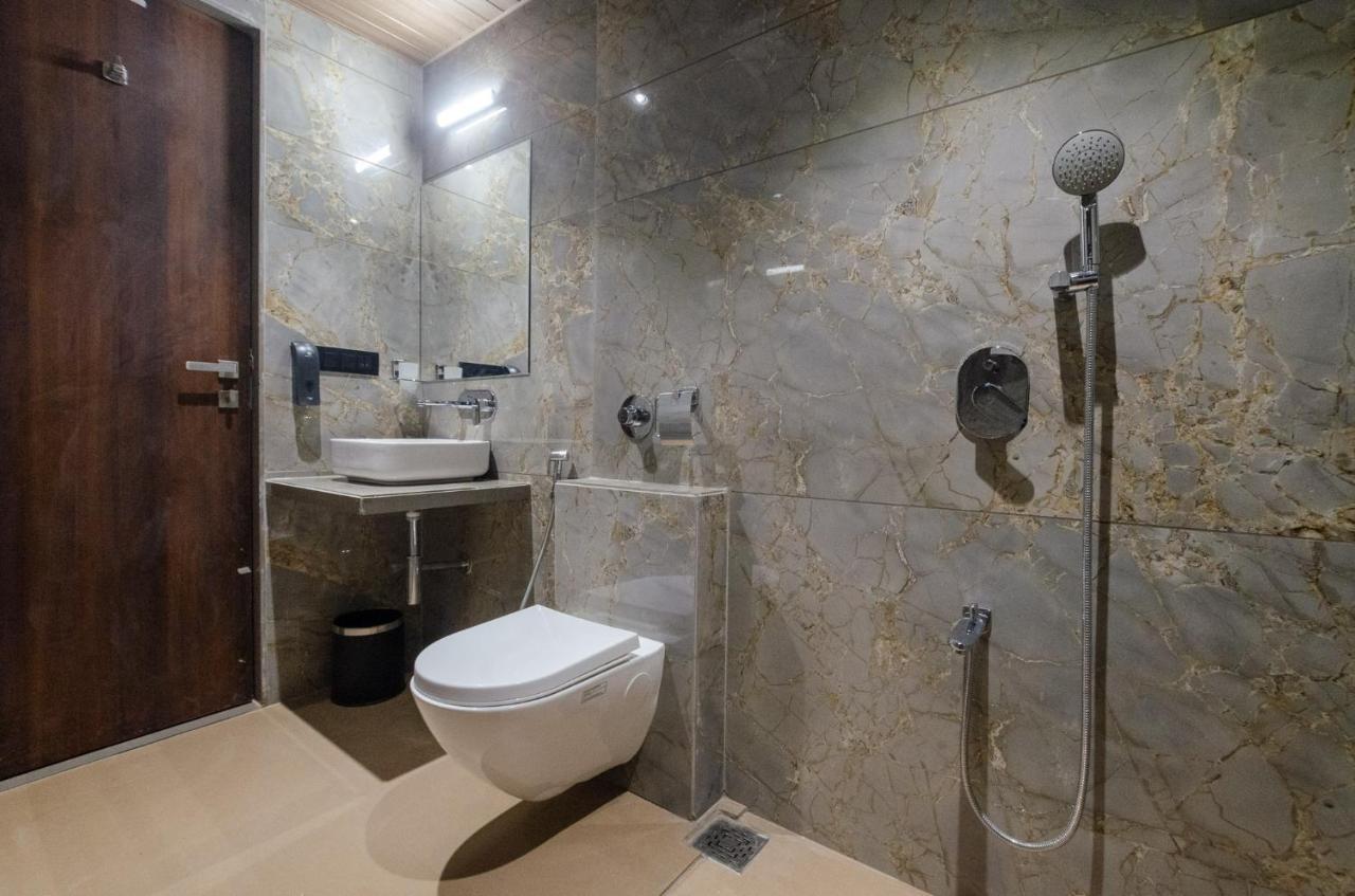 Hotel Diamond 26 Surat Exterior foto